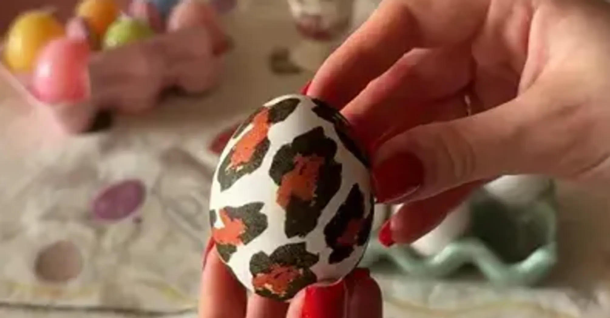 Знадобляться салфетки та трохи фантазії: як зробити леопардові яйця на Великдень  