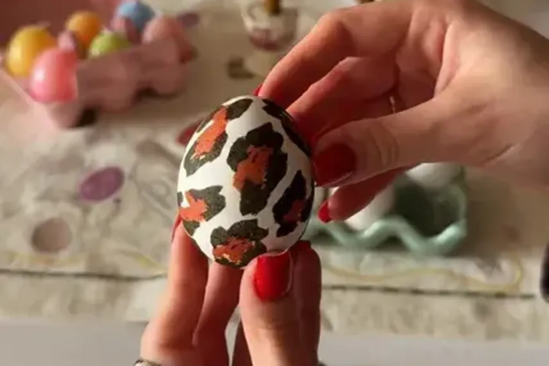Понадобятся салфетки и немного фантазии: как сделать леопардовые яйца на Пасху