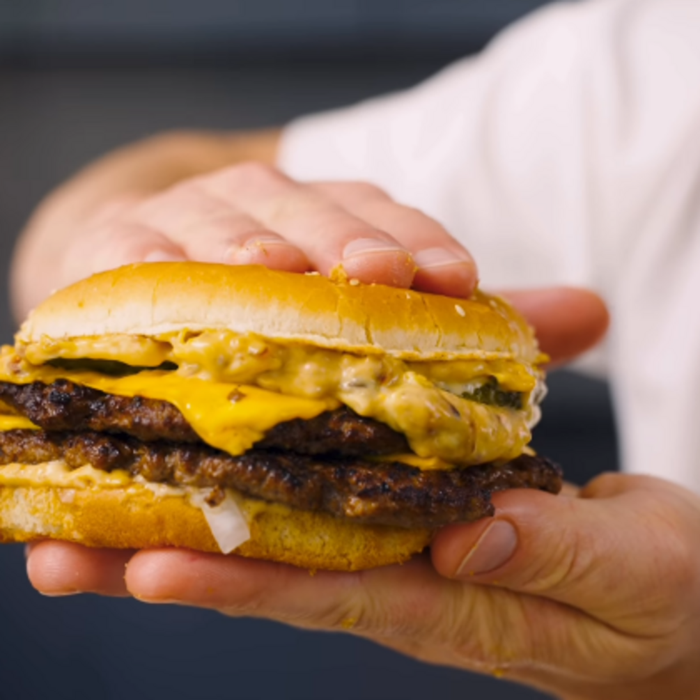 Сочный и хрустящий смеш бургер: несколько 'секретиков', которые сделают его невероятным