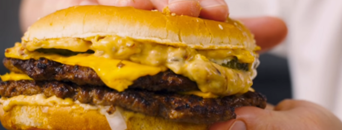 Сочный и хрустящий смеш бургер: несколько 'секретиков', которые сделают его невероятным