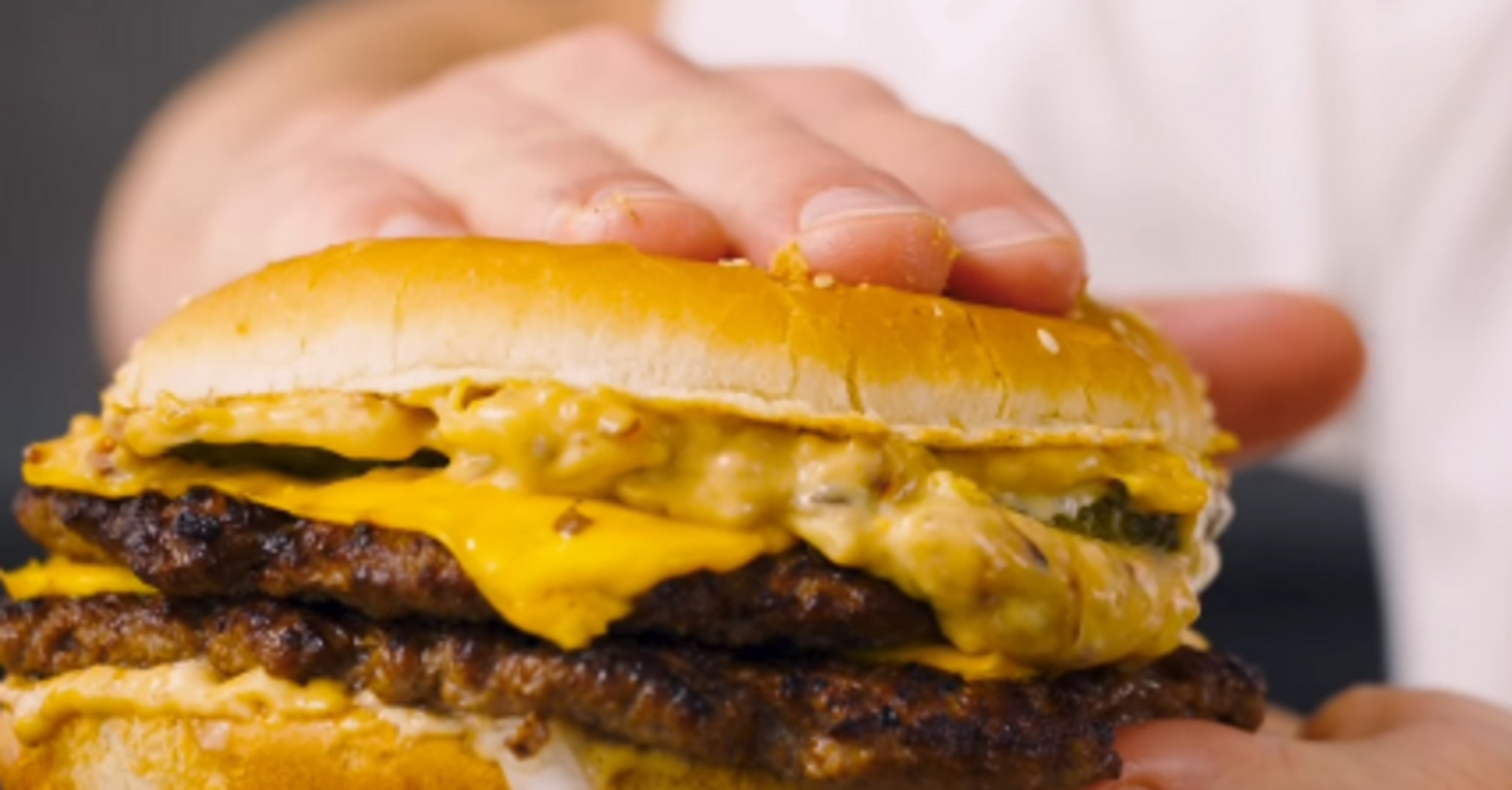 Сочный и хрустящий смеш бургер: несколько 'секретиков', которые сделают его невероятным