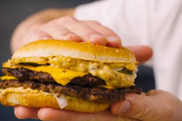 Соковитий і хрусткий смеш бургер: кілька 'секретиків', які зроблять його неймовірним