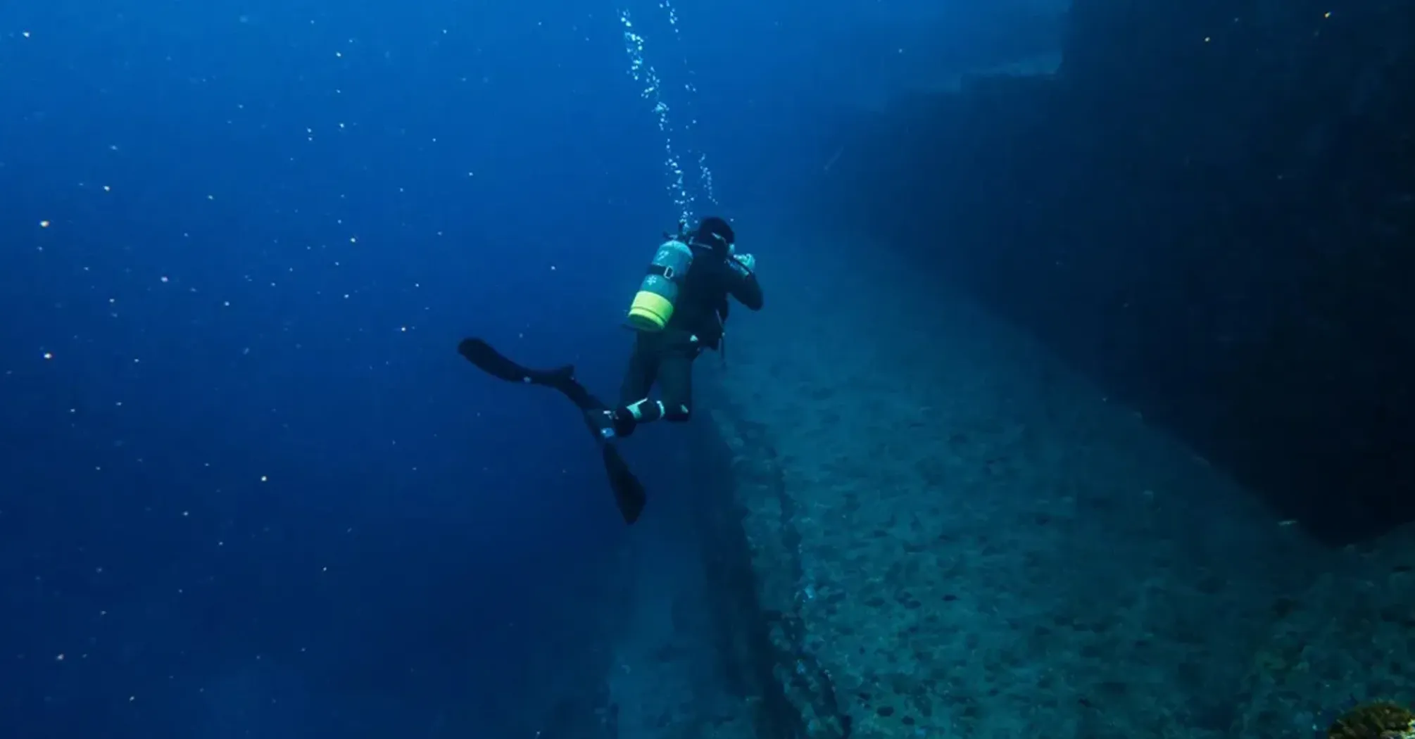 Ученые раскрыли тайну происхождения загадочных каменных построек в Японском море (фото)
