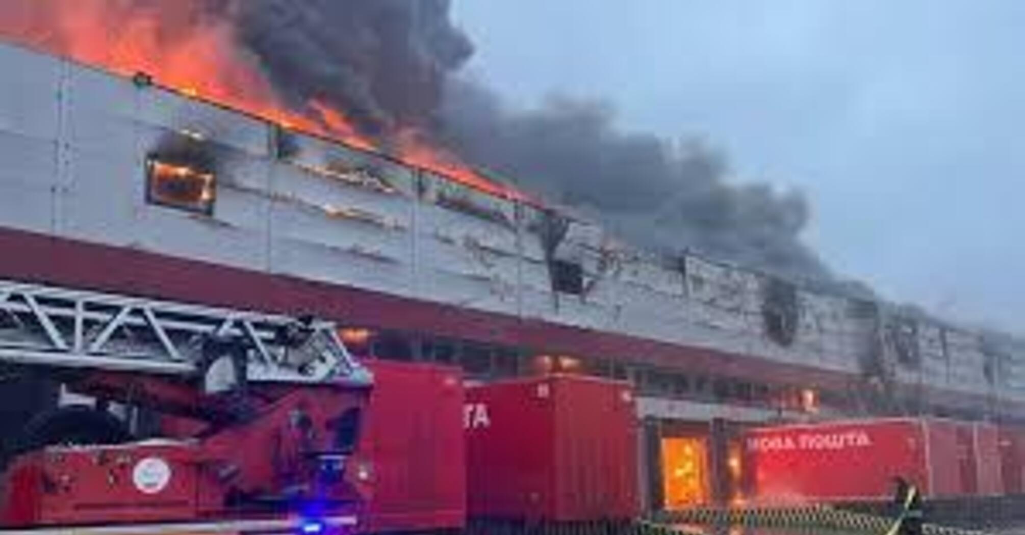 Российская армия атаковала Луцк: горели терминал 'Новой почты' и продуктовые склады (фото)