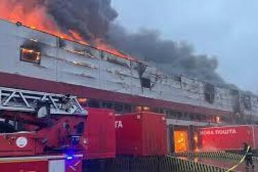 Російська армія атакувала Луцьк: горіли термінал 'Нової пошти' та продуктові склади (фото)