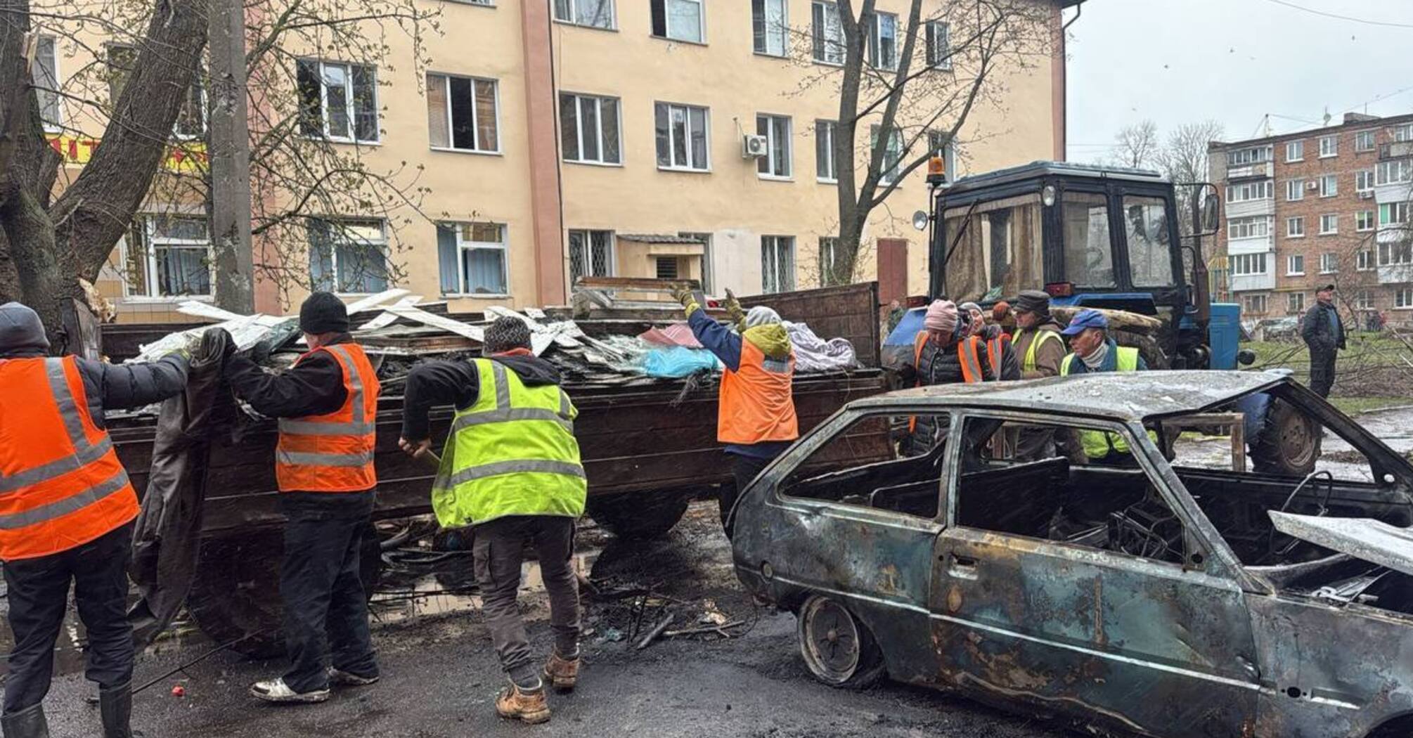 Российские дроны атаковали Конотоп на Сумщине: повреждена многоэтажка, возник пожар (фото, видео)