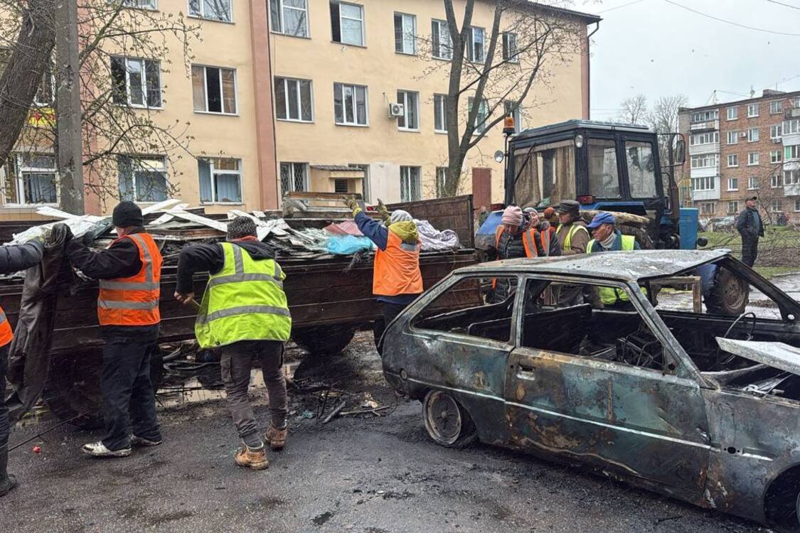 Російські дрони атакували Конотоп на Сумщині: пошкоджено багатоповерхівку, виникла пожежа (фото, відео)