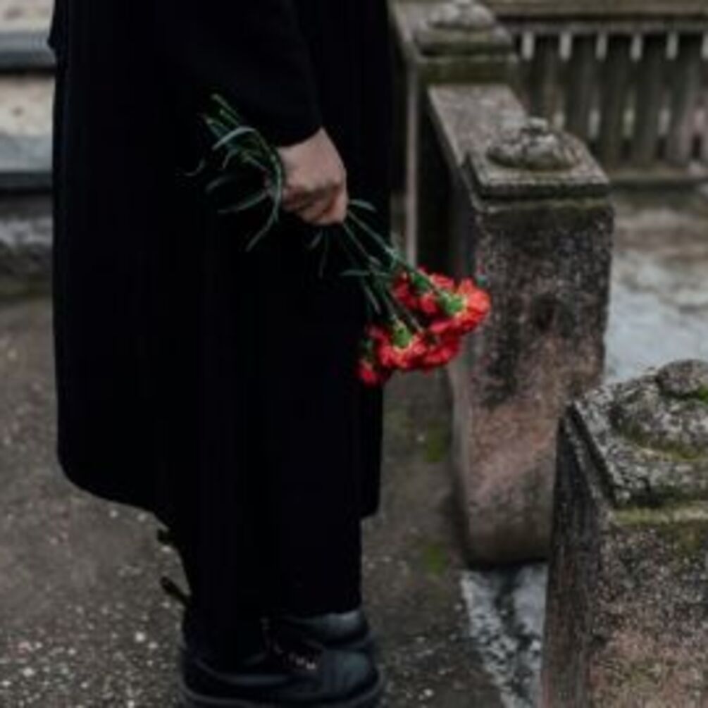 Назовете беду: что категорически нельзя делать на кладбище