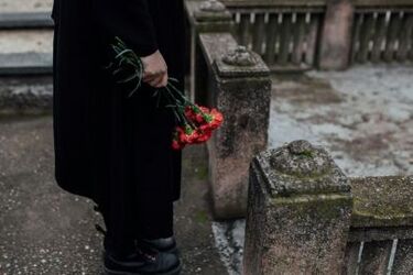 Назовете беду: что категорически нельзя делать на кладбище