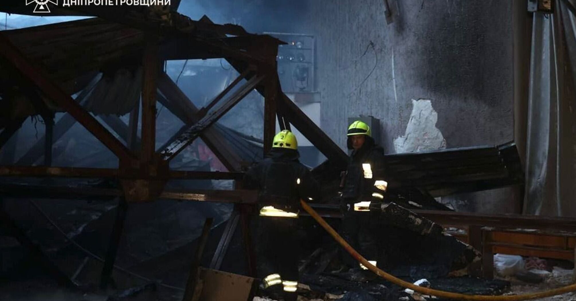 Российская армия атаковала Днепр и Запорожье: вспыхнул пожар в админздании, ранена женщина, есть погибшая (фото, видео)