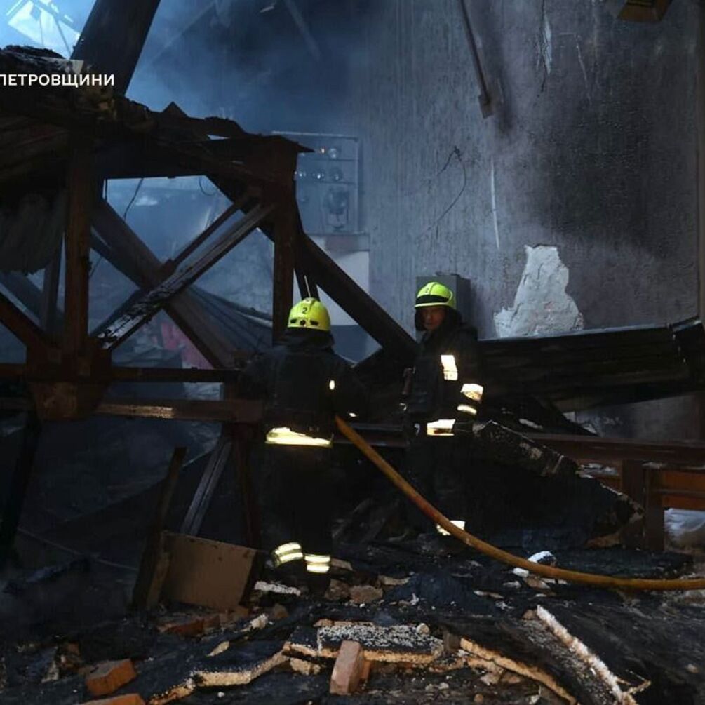 Російська армія атакувала Дніпро та Запоріжжя: спалахнула пожежа в адмінбудівлі, поранено жінку, є загибла (фото, відео)