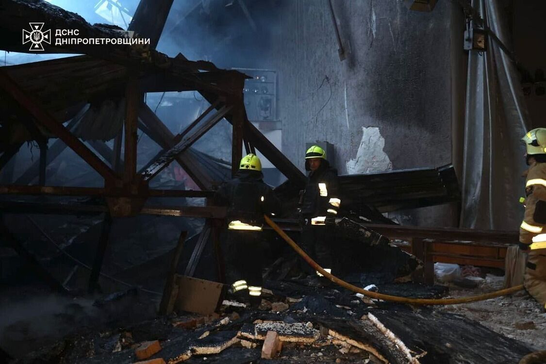 Российская армия атаковала Днепр и Запорожье: вспыхнул пожар в админздании, ранена женщина, есть погибшая (фото, видео)