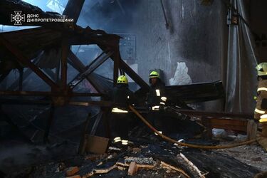 Российская армия атаковала Днепр и Запорожье: вспыхнул пожар в админздании, ранена женщина, есть погибшая (фото, видео)