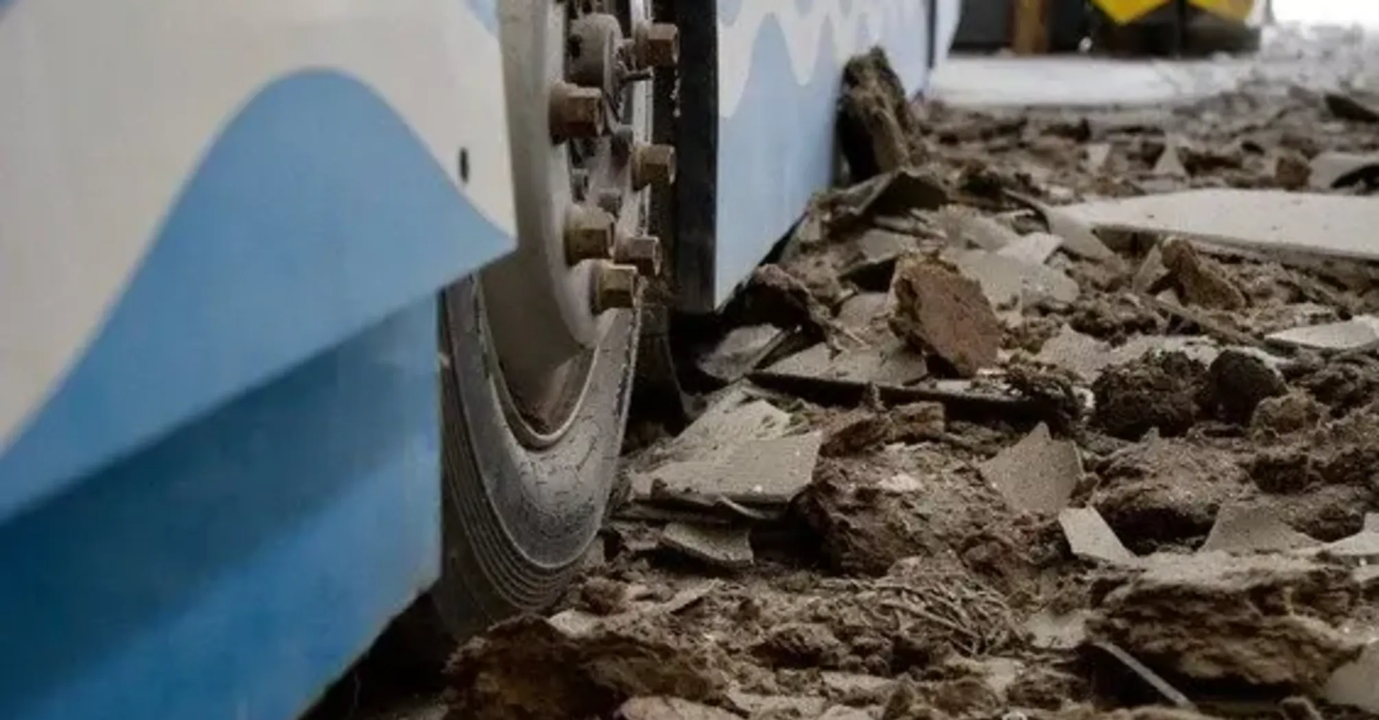 Россия атаковала Динпро дронами: поврежденное транспортное предприятие (фото, видео)