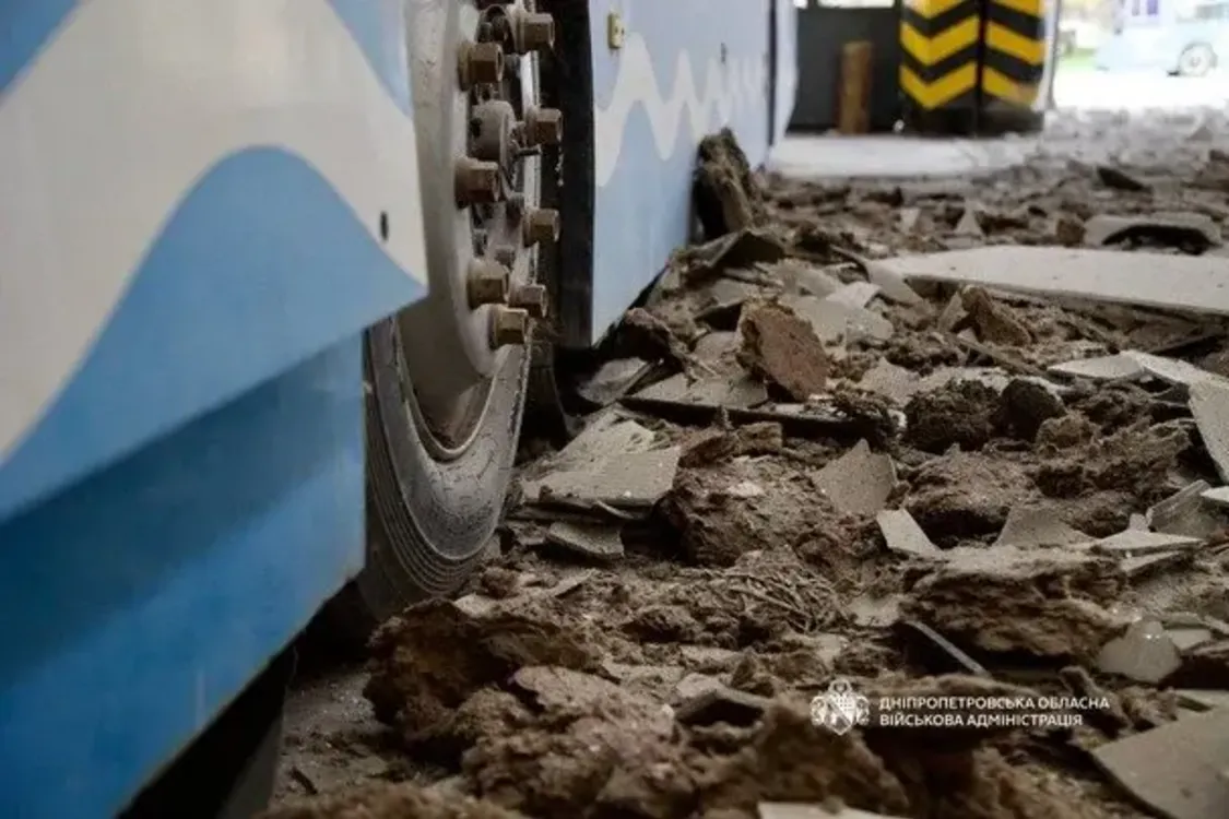 Росія атакувала Дінпро дронами: пошкоджене транспортне підприємство (фото, відео)