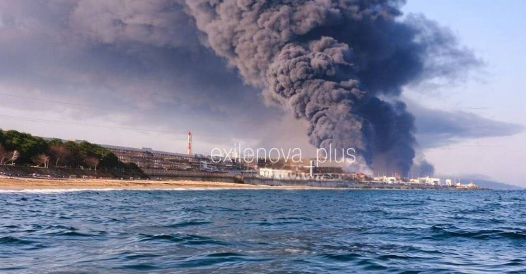 Дрони атакували російське Туапсе: спалахнула пожежа на НПЗ та у порту (фото, відео)  