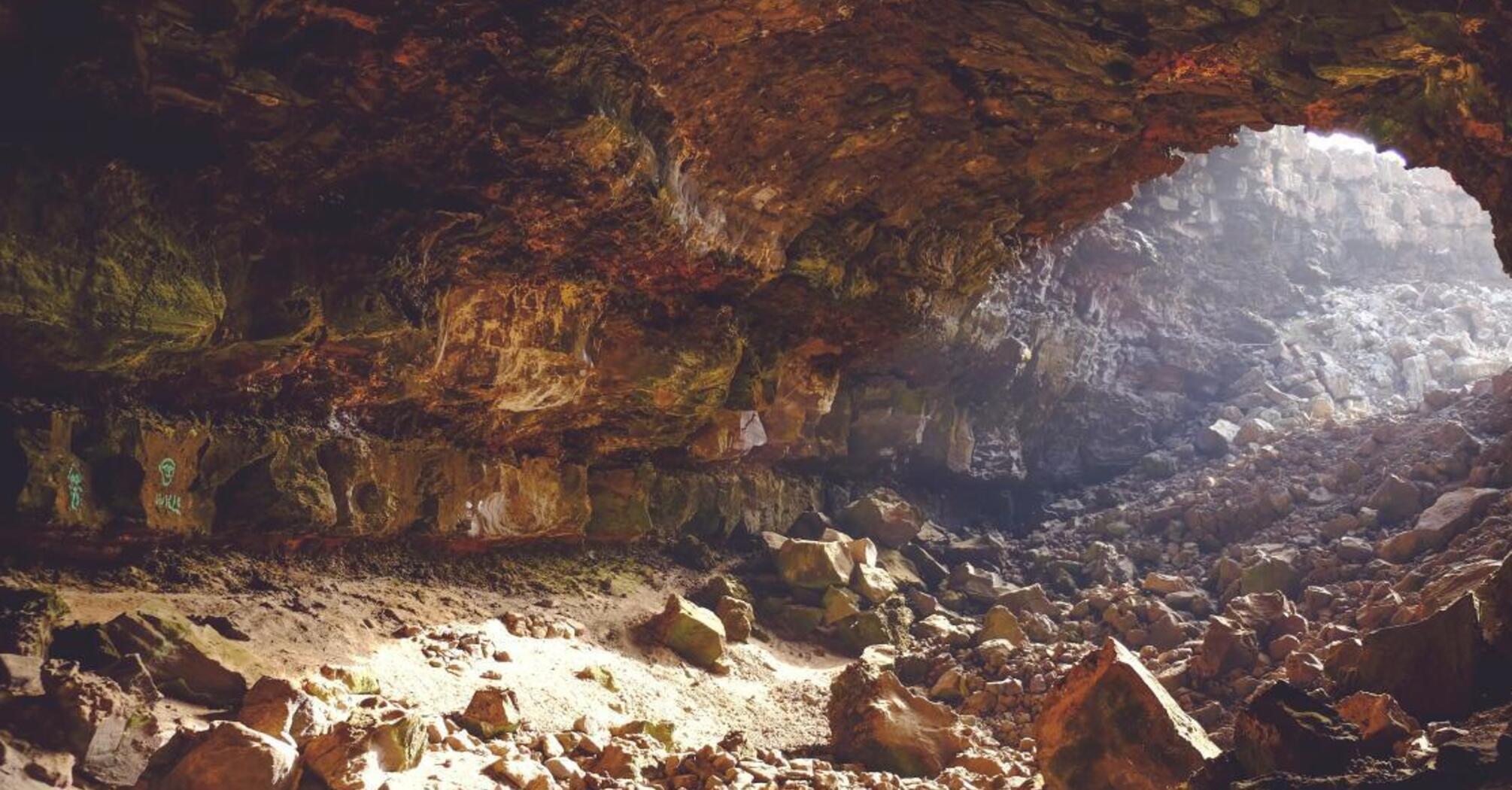 У Саудівській Аравії дослідили лавові печери: відкривають сліди людського життя, що сягають тисячоліть (фото)  