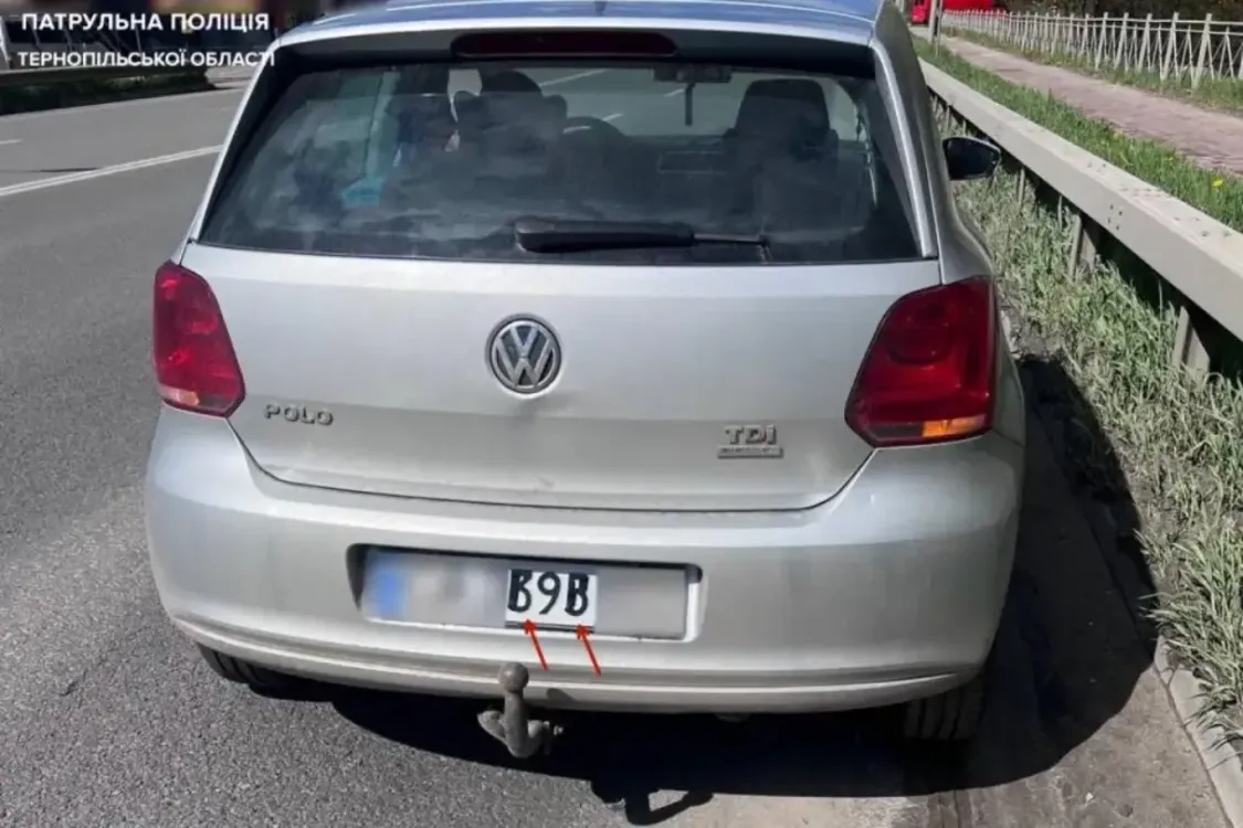 Водитель дорисовал знаки на номере автомобиля маркером: как оштрафуют