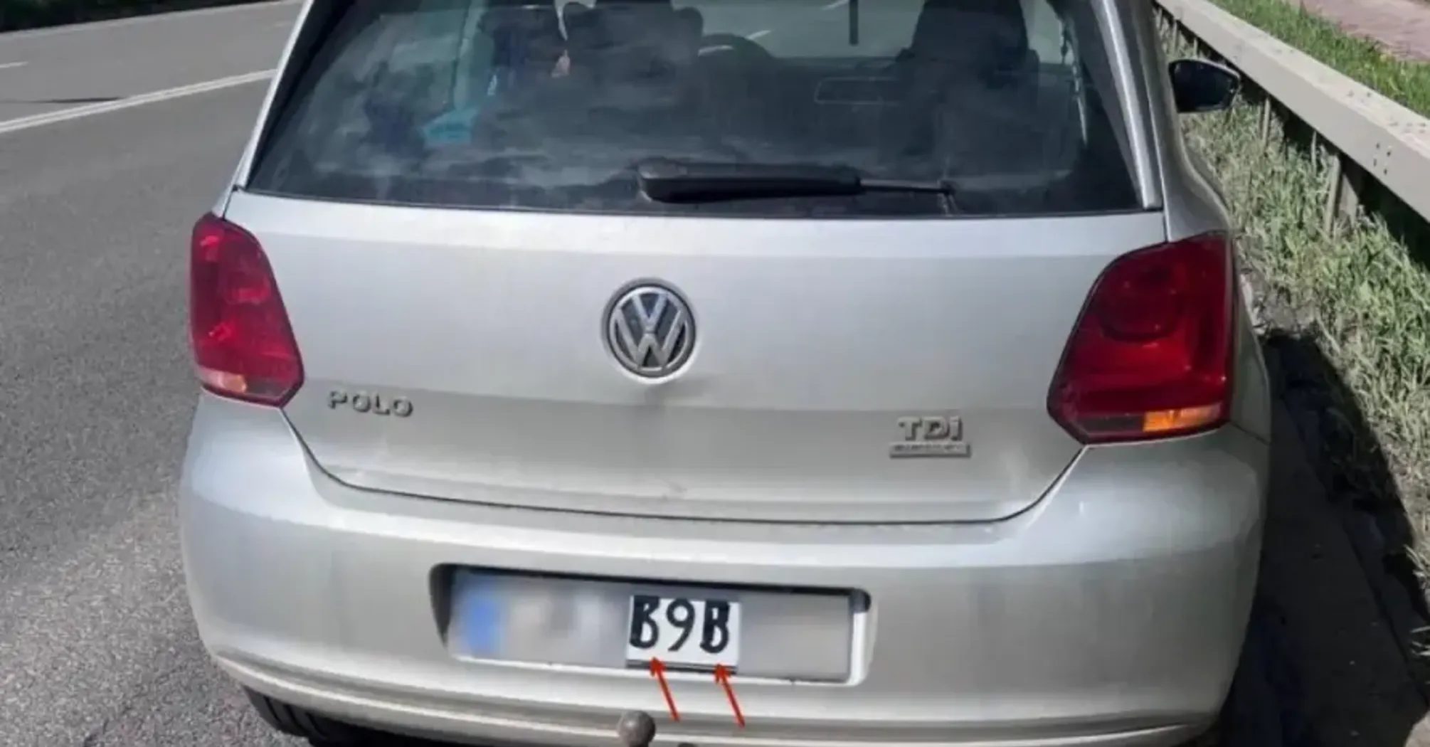 Водитель дорисовал знаки на номере автомобиля маркером: как оштрафуют