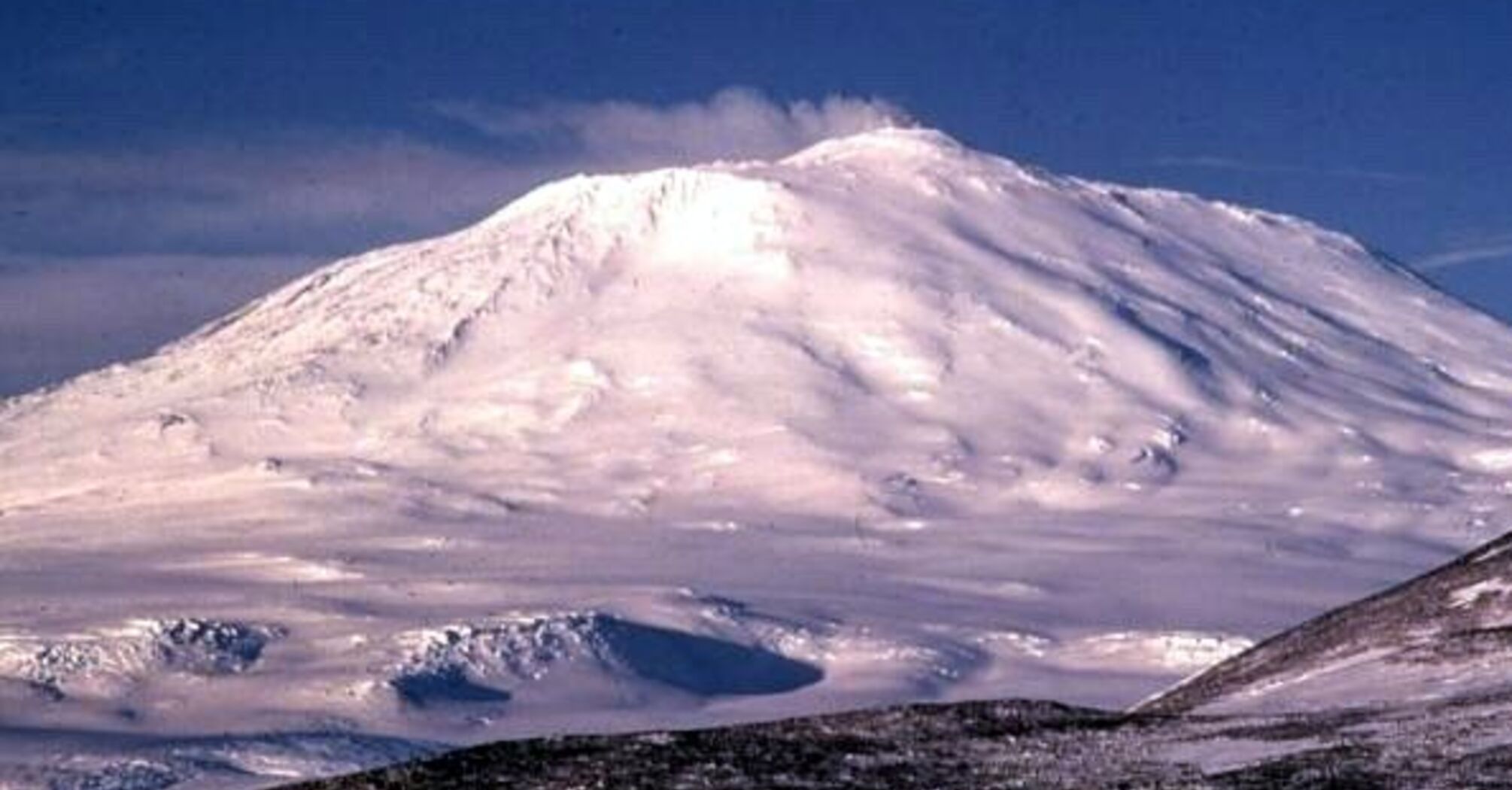 Загадка природи: вулкан в Антарктиді щодня викидає з кратера золото на тисячі доларів  