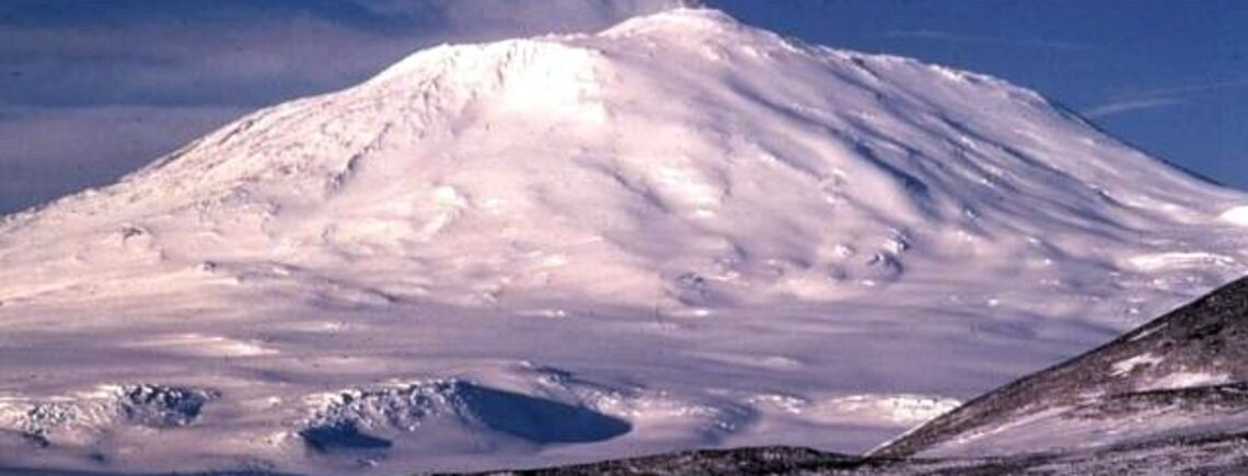 Загадка природи: вулкан в Антарктиді щодня викидає з кратера золото на тисячі доларів