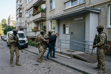 Патрульная полиция Львова оперативно задержала злоумышленника, устроившего стрельбу в многоэтажке