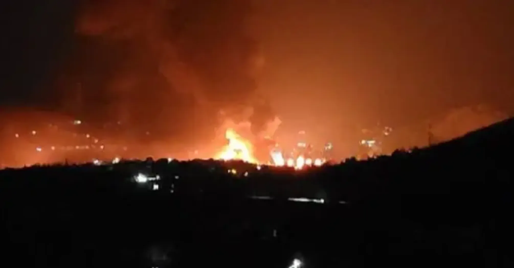 Дроны снова атаковали российское Туапсе: горит НПЗ, в аэропортах ввели ограничения (фото)