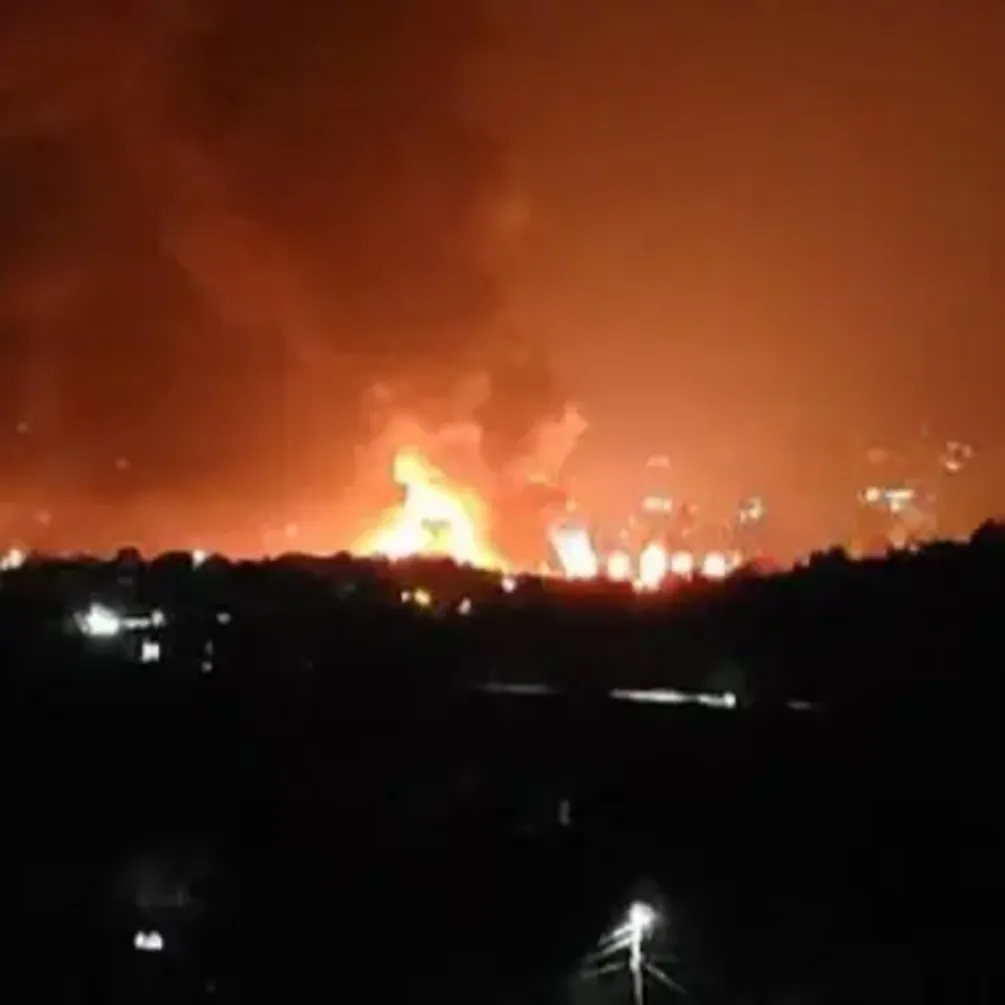 Дроны снова атаковали российское Туапсе: горит НПЗ, в аэропортах ввели ограничения (фото)