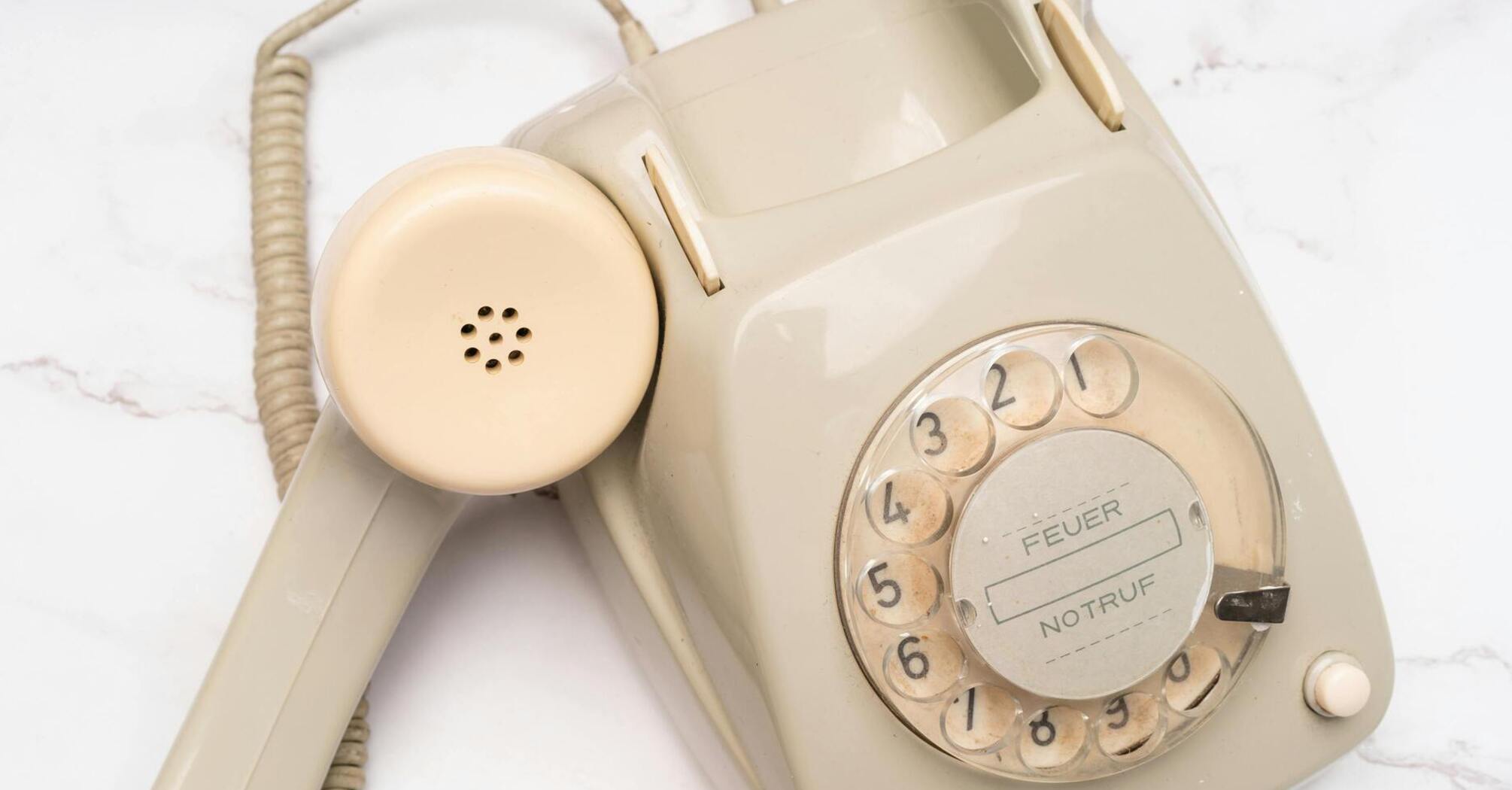 Знову як у СРСР: росіяни вихваляються стаціонарними телефонами