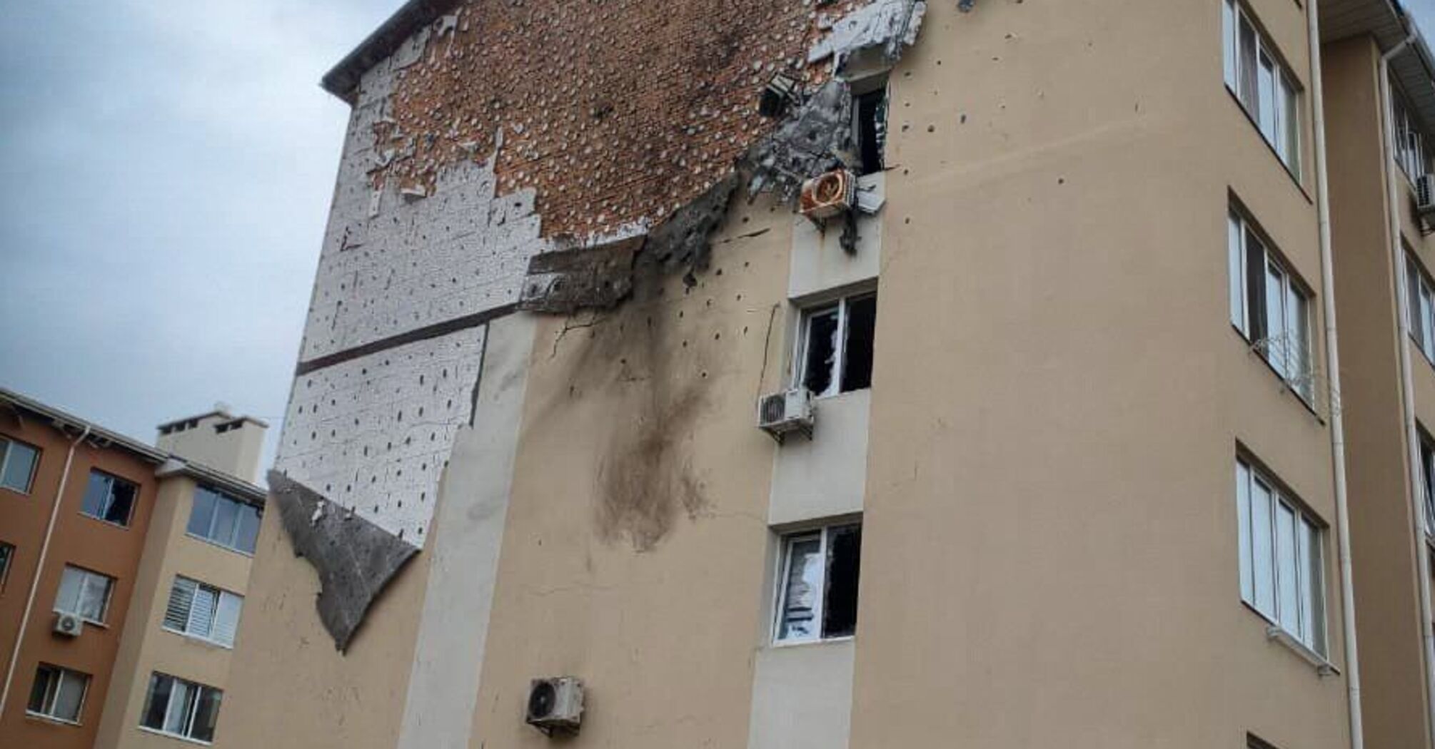 россия атаковала Украину ракетами и дронами: на Киевщине уничтожена ветклиника с животными, на Житомирщине разбита целая улица (фото, видео)