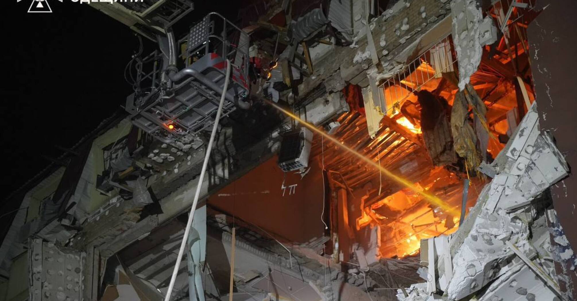 Росія масовано атакувала Одесу: зруйновано частину багатоповерхівки, є поранені та загиблі (фото, відео)  