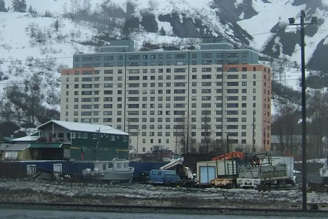 Все жители этого города живут в одной многоэтажке: где она расположена