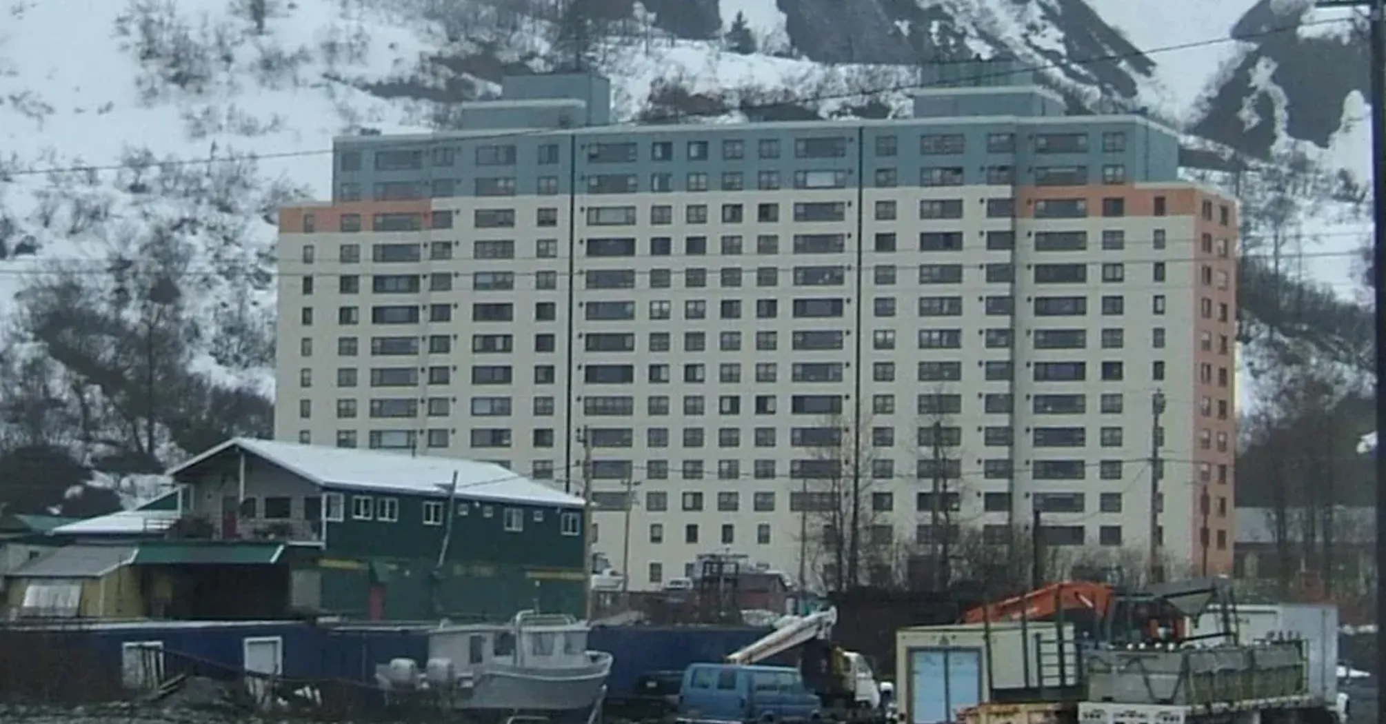 Все жители этого города живут в одной многоэтажке: где она расположена