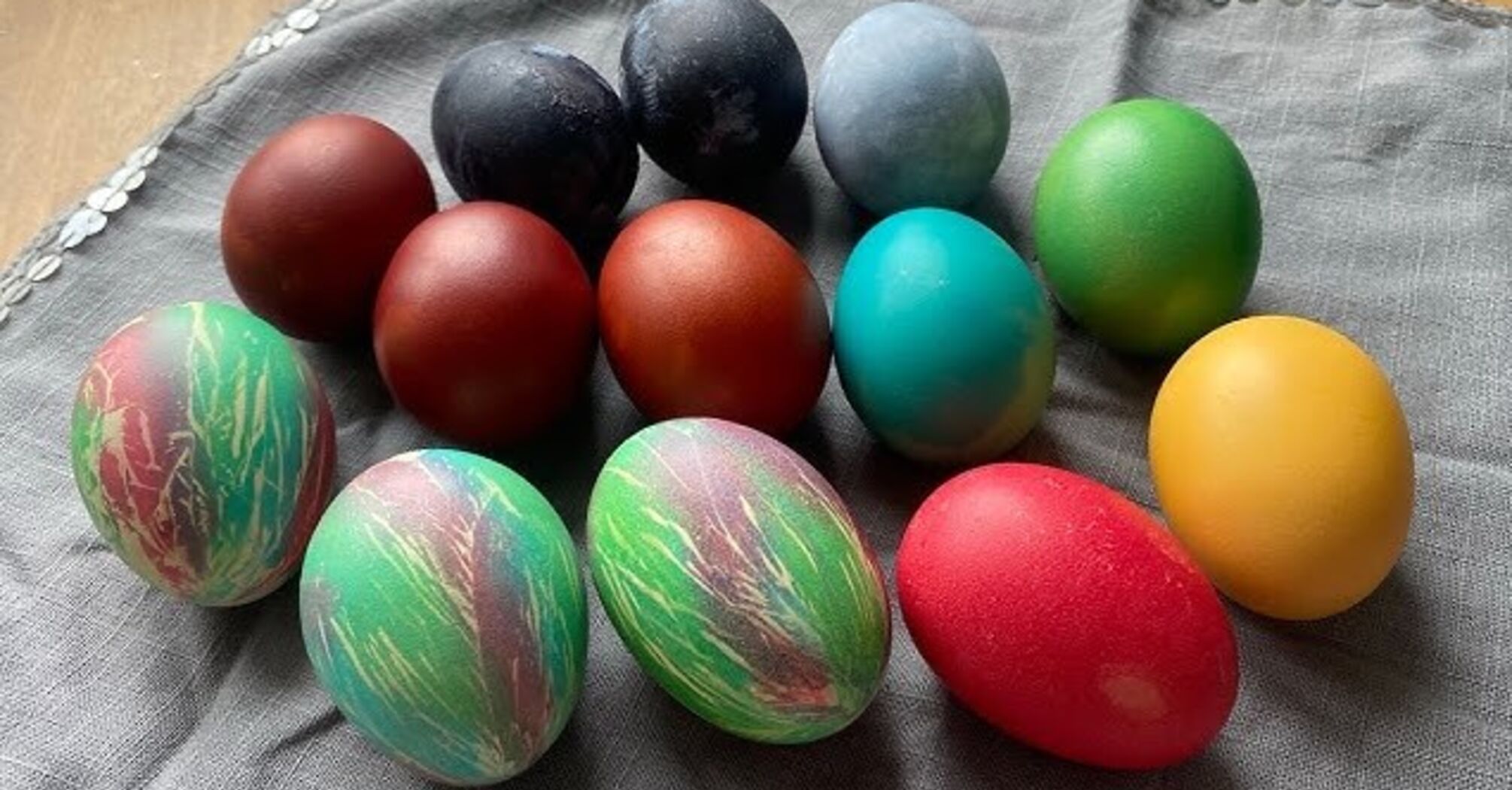 Новий тренд на Великдень-2026: як зробити крашанки у білу крапочку