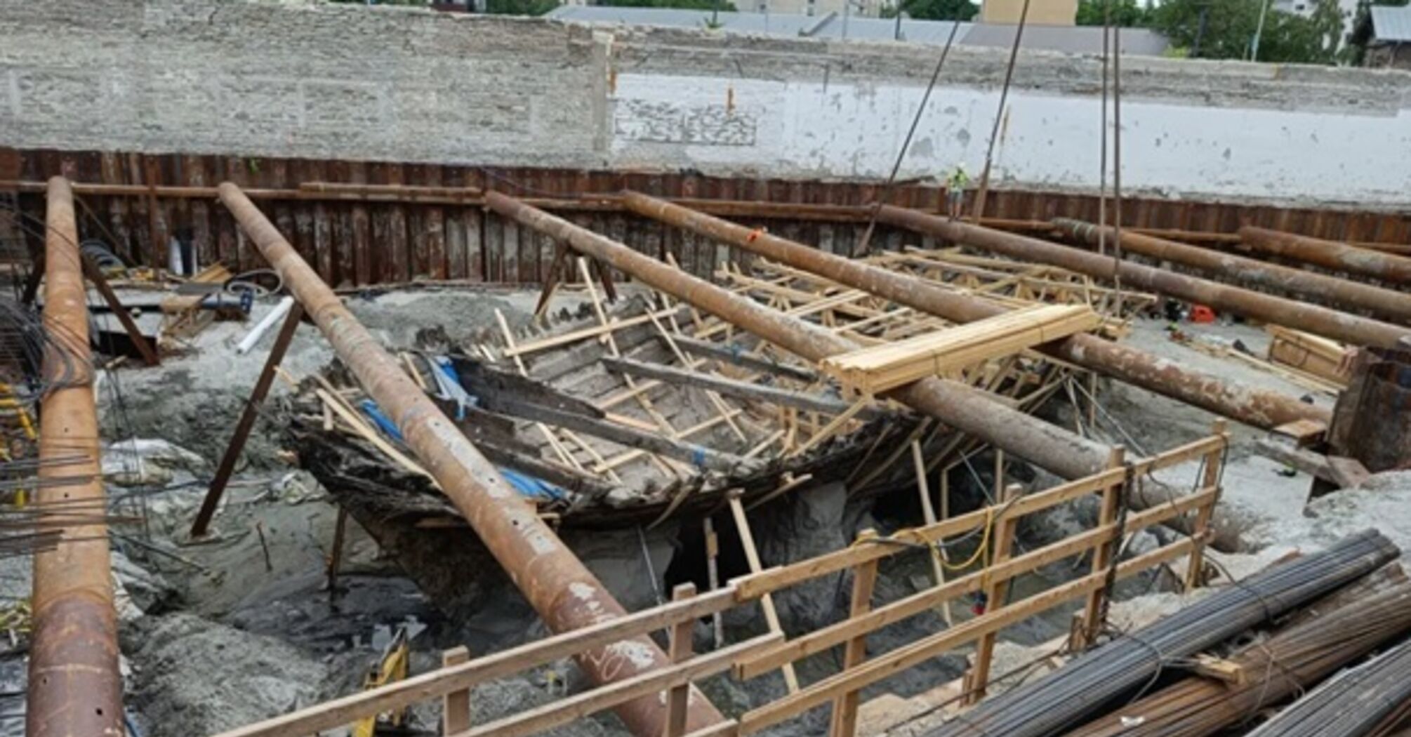 В центре Таллина под землей обнаружили корабль 14 века (фото)