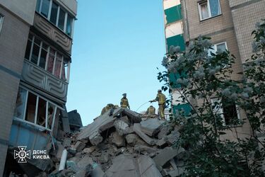 В Киеве российская ракета снесла подъезд многоэтажки: есть погибшие и раненые, под завалами ищут людей (фото, видео)