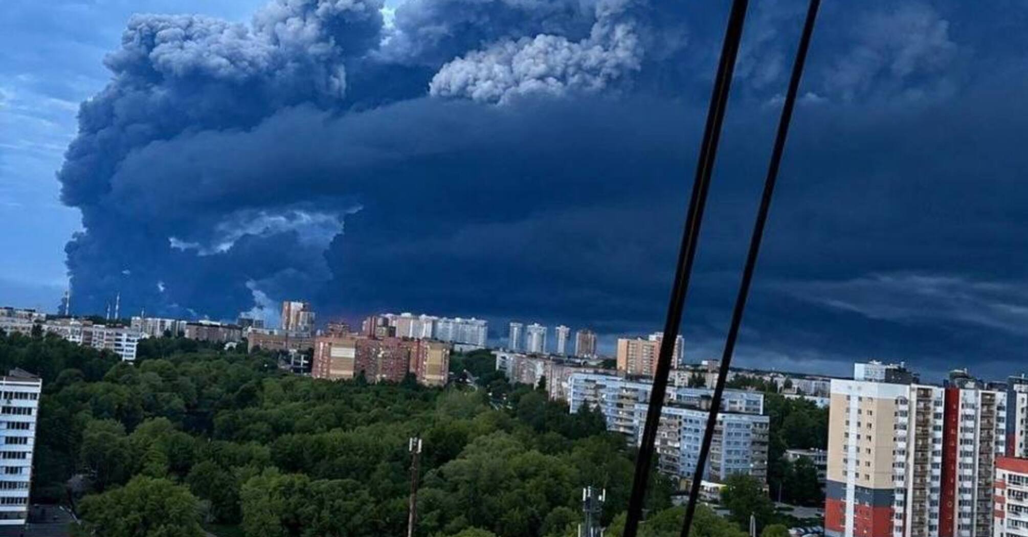 Дроны атаковали НПЗ в российской Рязани: бушует пожар (фото, видео)
