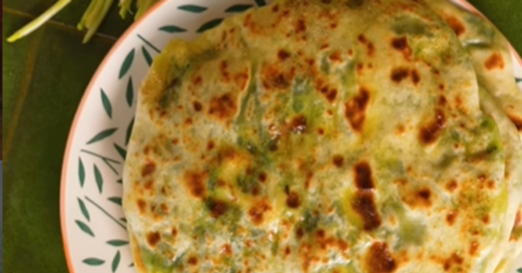 Хачапури с зеленью и сыром на сковороде