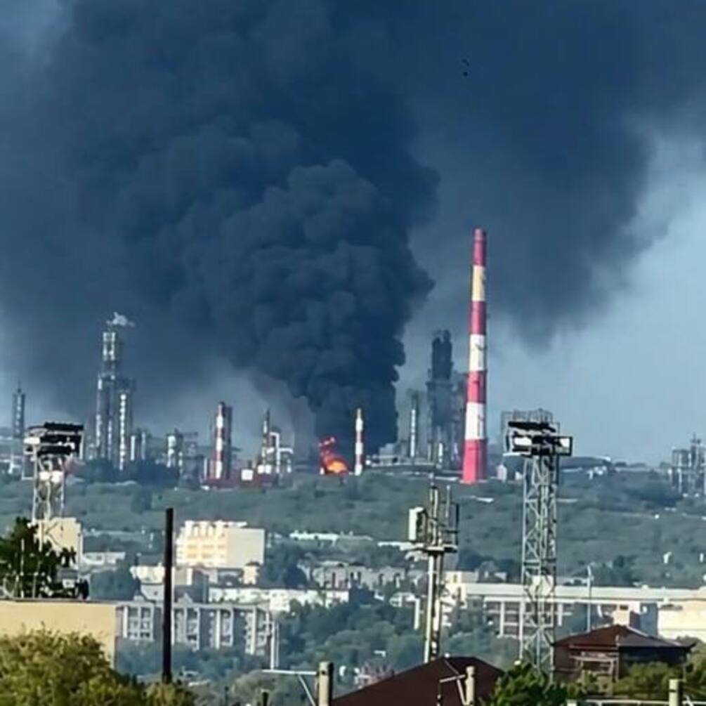 Дроны атаковали российскую Сызрань: горит местный НПЗ (фото, видео)
