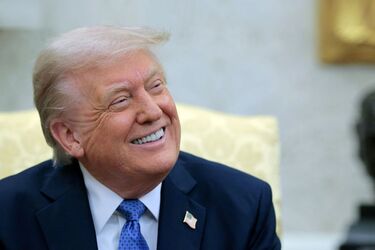 США будут сопровождать суда, застрявшие в Ормузском проливе - Трамп