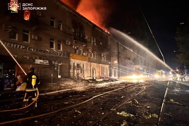 Российская армия атаковала Запорожье: есть погибший и раненые, поврежден жилой дом и университет (фото, видео)