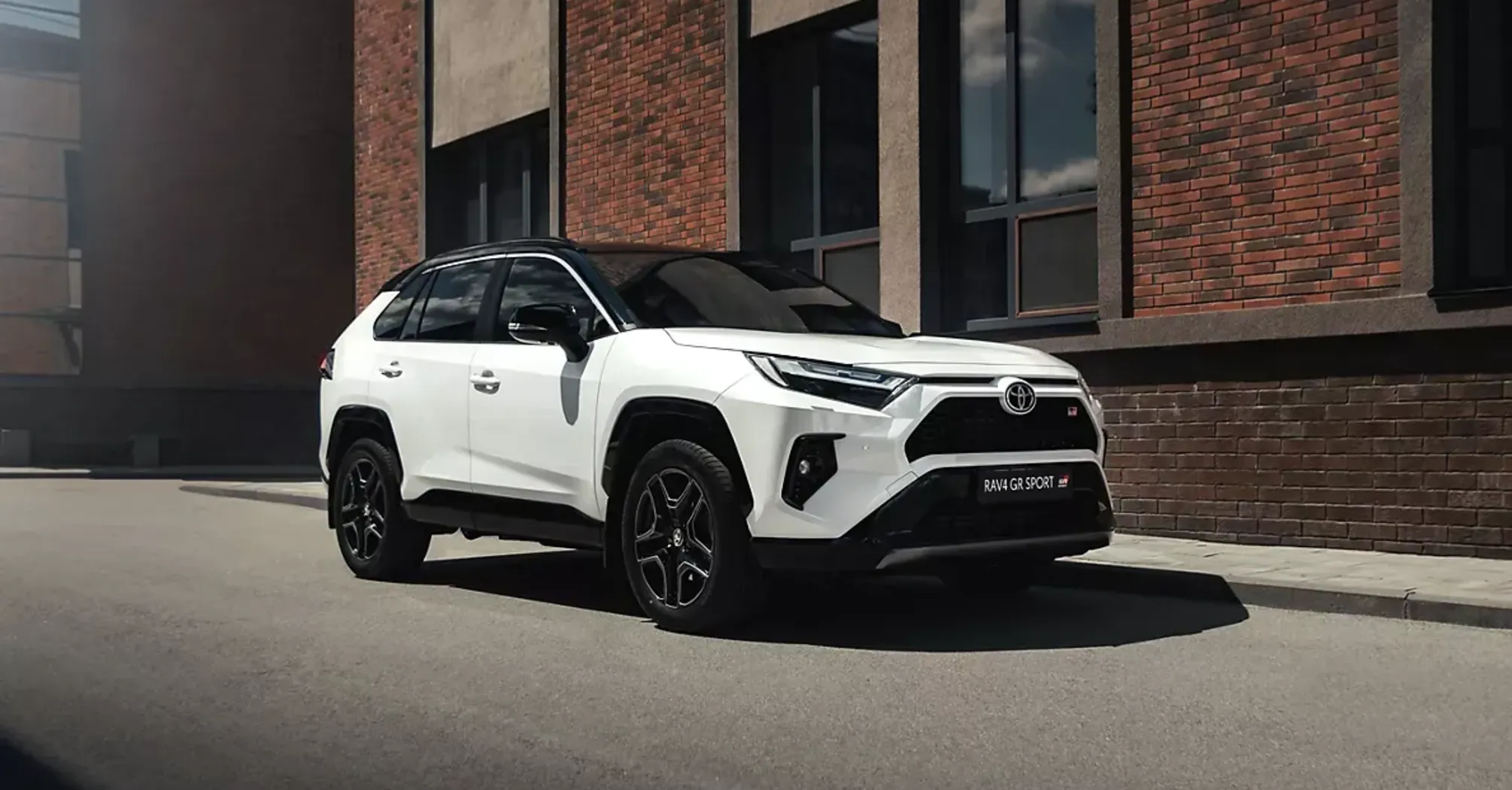 Мають серйозні технічні прорахунки: яких моделей Toyota RAV4 слід уникати   