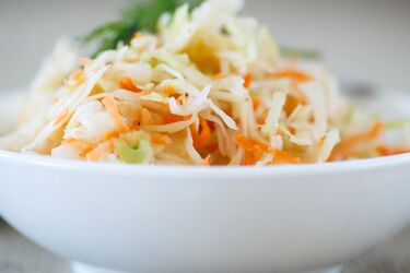 Вкусно, как у бабушки: рецепт квашеной капусты на зиму