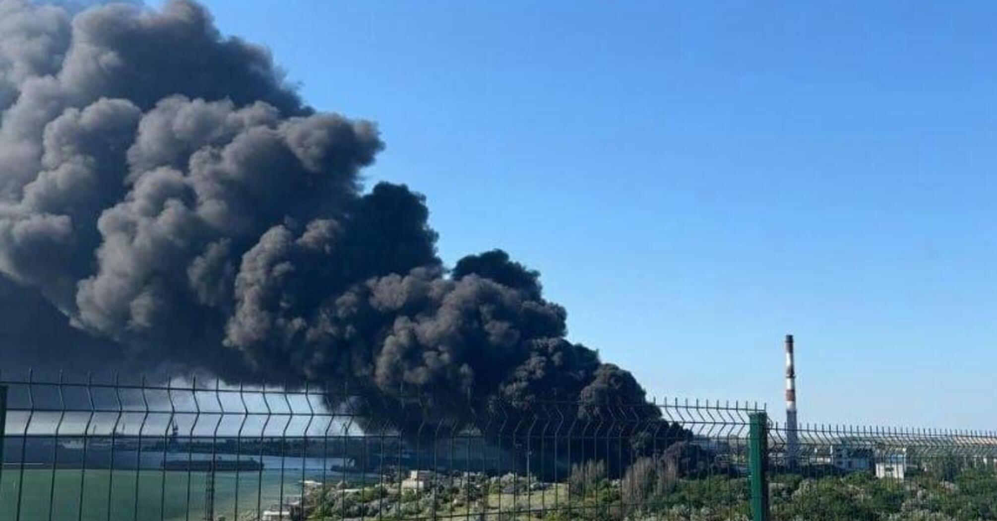 Дрони атакували Крим: вирувала пожежа на нафтотерміналі (фото) 
