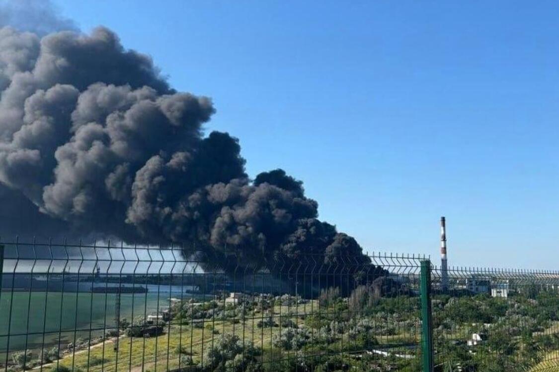 Дроны атаковали Крым: бушевал пожар на нефтетерминале (фото)