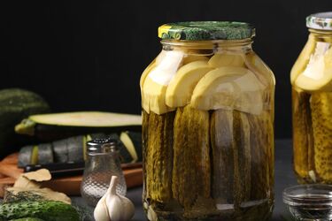 Справится даже новичок: рецепт консервированных огурцов с кабачками на зиму