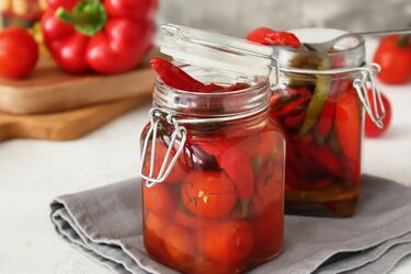 Ідеальна закуска: рецепт гостро-солодких помідорів на зиму