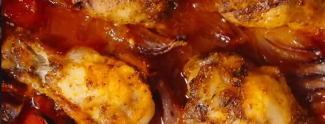 Как вкусно запечь крылья в томатном соусе