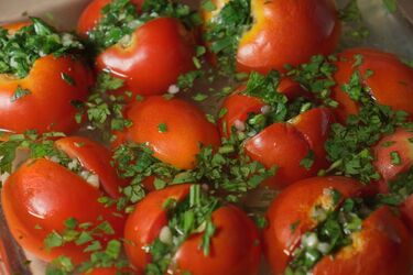 Помидоры по-армянски с овощами: рецепт закуски за 35 минут