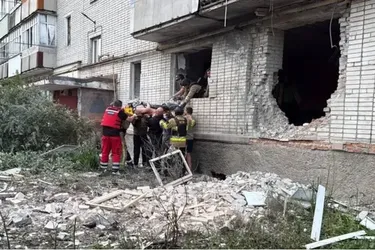 Российская армия атаковала Конотоп дронами: попали в жилые дома, ранены, человек под завалами (фото)